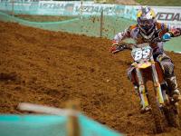 FB体育-红色闪电划破银箭夜空，塞恩斯一个人的跃马狂欢，改写法拉利与梅赛德斯的宿命剧本