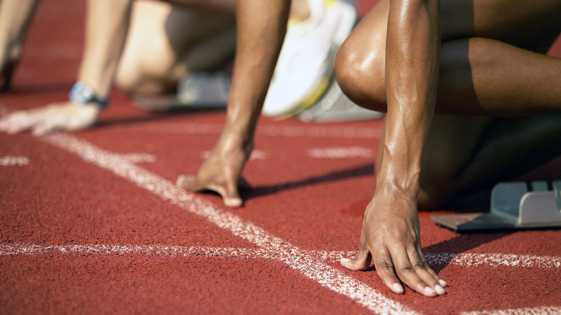 广东精神掀翻掘金风暴，浓眉式稳定输出诠释冠军底蕴