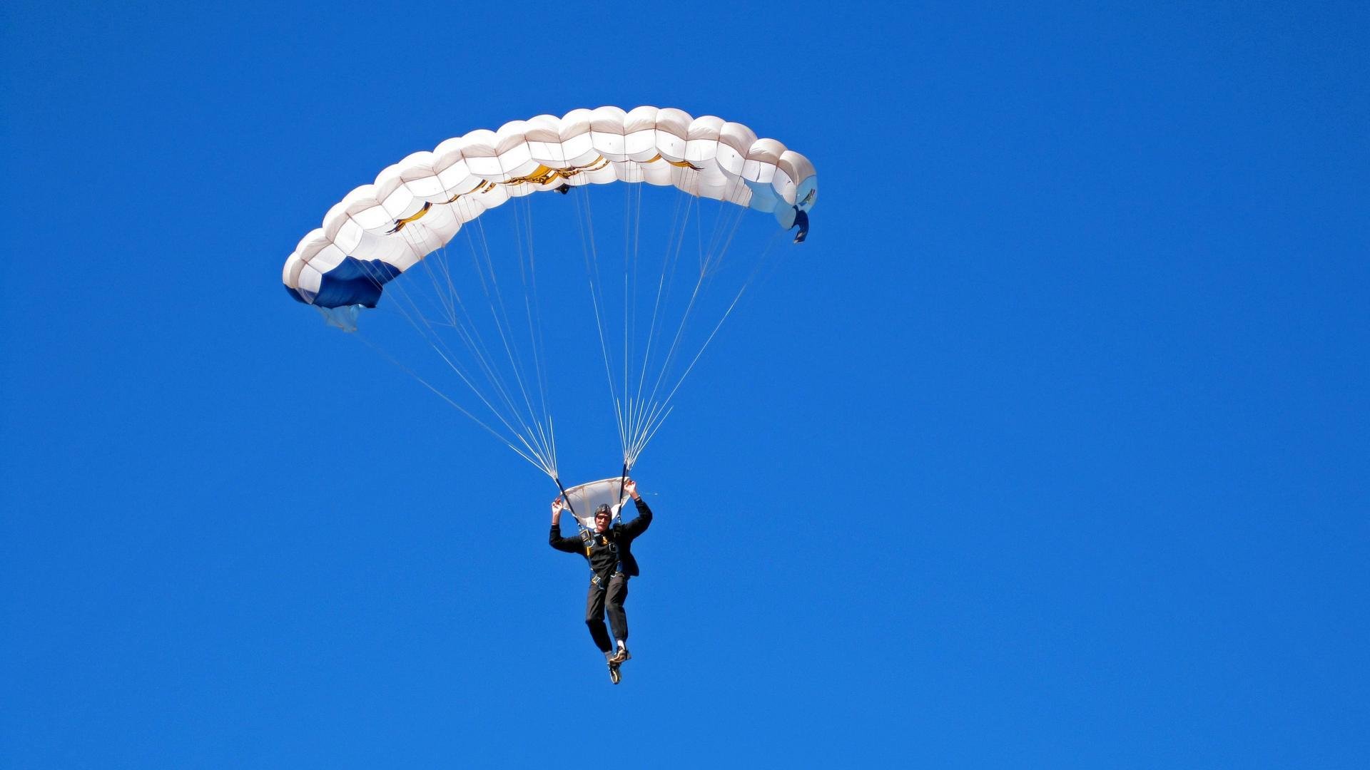 利拉德关键三分如烈火燎原,热火攻防碾压掘金夺赛点