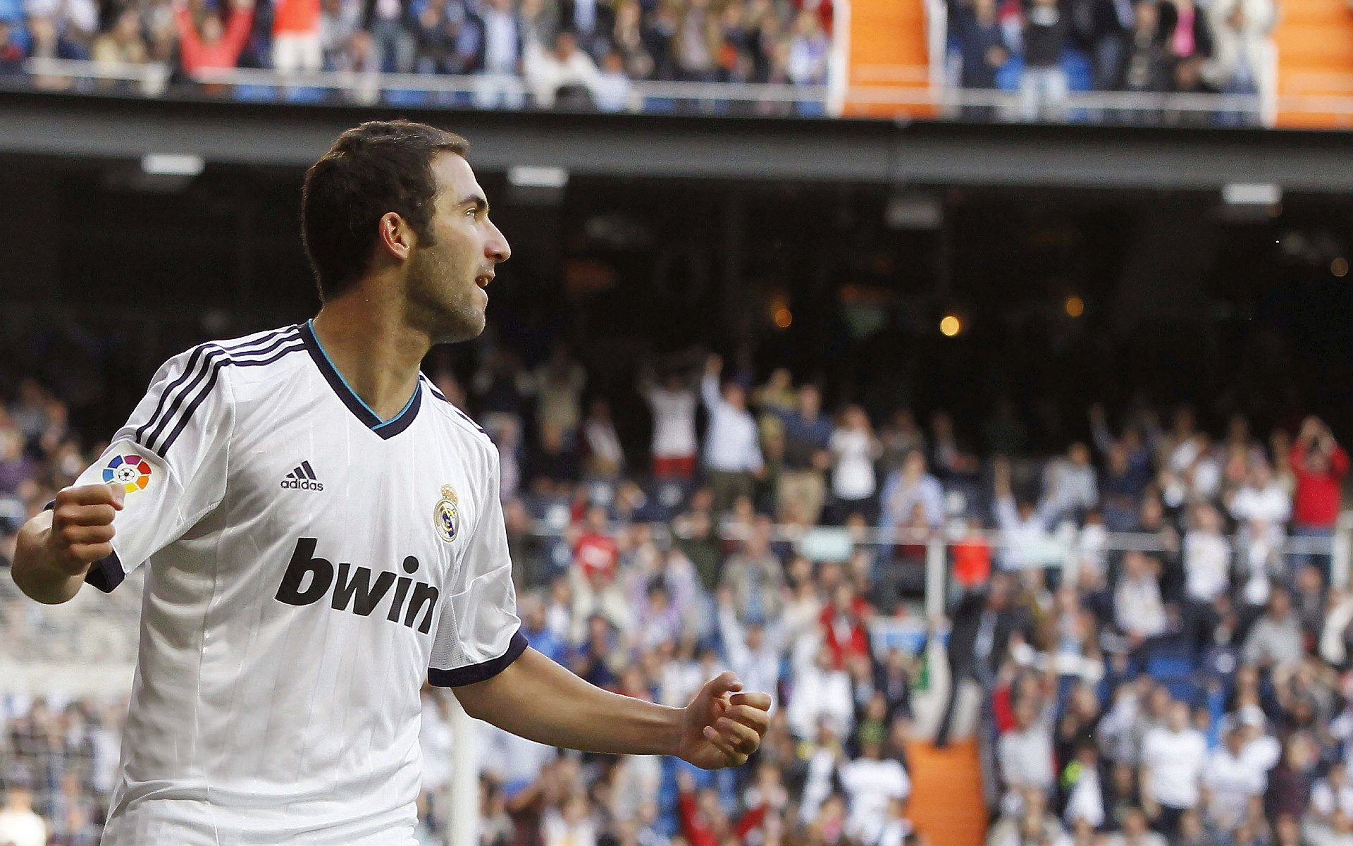 赛道上的逆袭，雷诺车队险胜阿斯顿马丁，周冠宇带队取胜