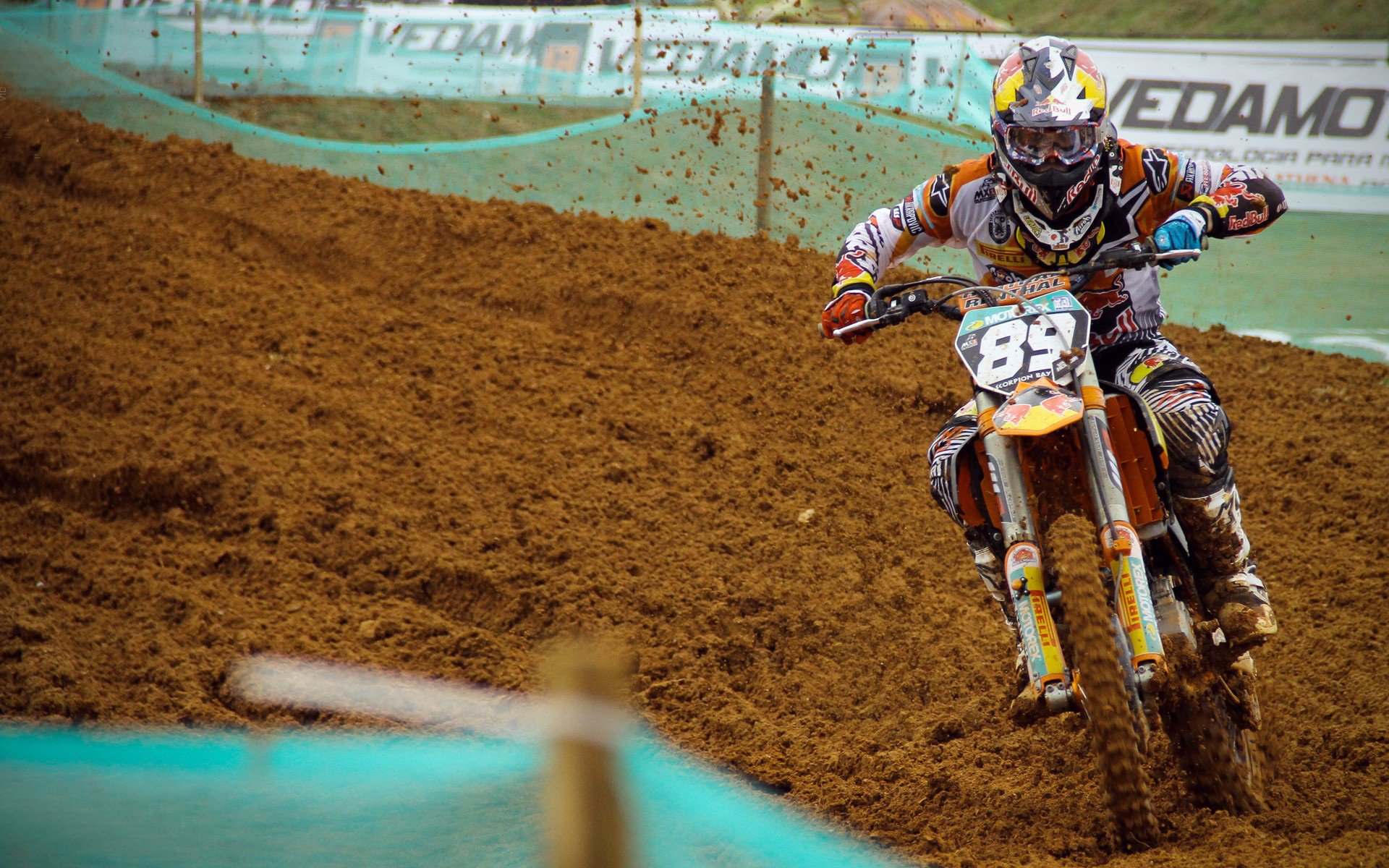 红色闪电划破银箭夜空，塞恩斯一个人的跃马狂欢，改写法拉利与梅赛德斯的宿命剧本